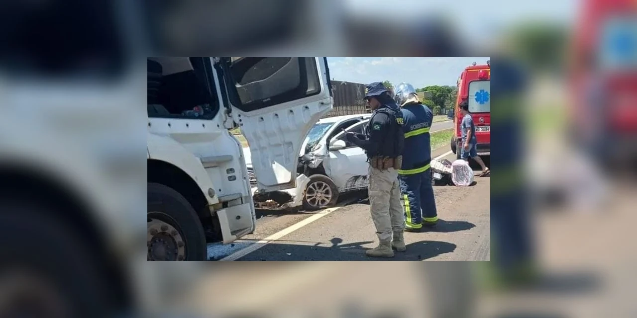 Assaltantes fortemente armados causam grave acidente na BR-277