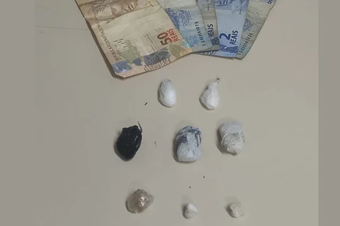 Grupo de arruaceiros é interceptado pela GM; um deles foi preso com drogas