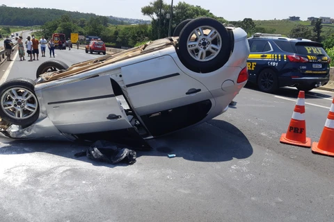 Mulher dirigindo veículo sem CNH causa acidente na BR-376; diz polícia