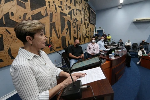 Elizabeth anuncia novos cortes e pede justiça fiscal à Câmara