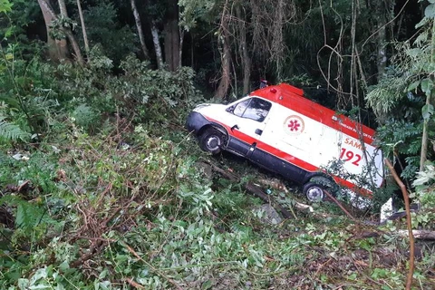 Ambulância do Samu com dois ocupantes tomba na BR-376 em Tibagi