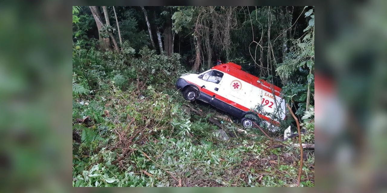 Ambulância do Samu com dois ocupantes tomba na BR-376 em Tibagi