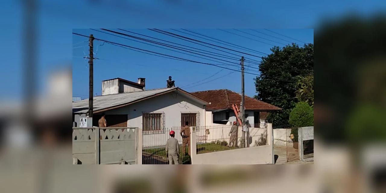 Suspeito de furto tenta fugir da policia por telhado de residências, em PG