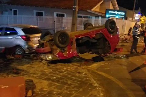 Carro capota após batida em muro na região de Oficinas
