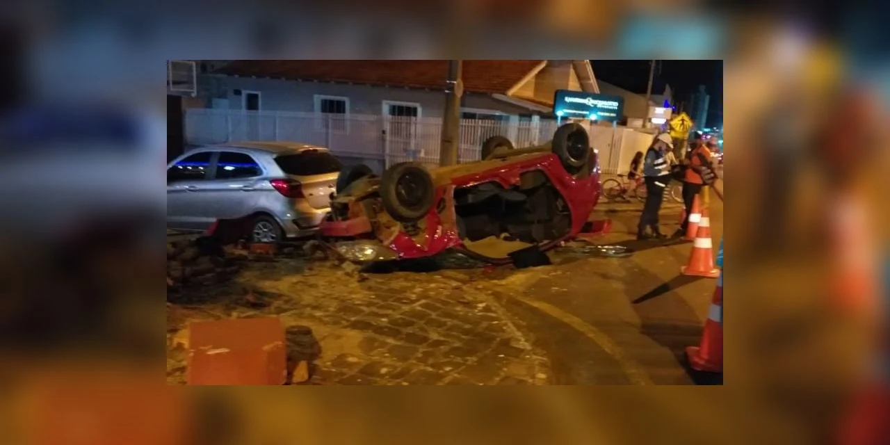 Carro capota após batida em muro na região de Oficinas