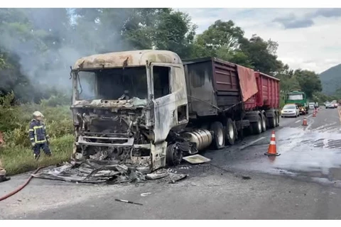 PRF e Bombeiros atendem ocorrência de incêndio em carreta em Prudentópolis