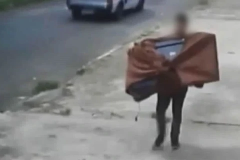 PM flagra individuo carregando Tv roubada enrolada em cobertor