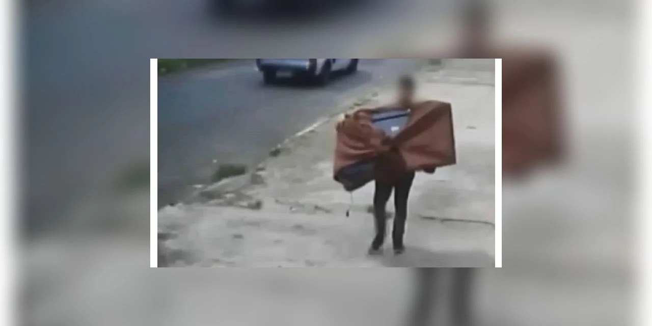 PM flagra individuo carregando Tv roubada enrolada em cobertor