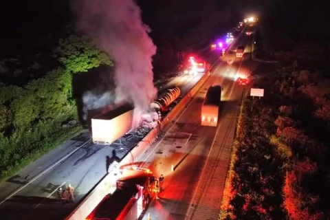 Caminhão explode após acidente entre cinco veículos, na BR-277, em São José dos Pinhais