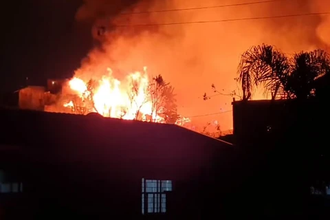 Incêndio destrói varias casas em área de invasão em Curitiba