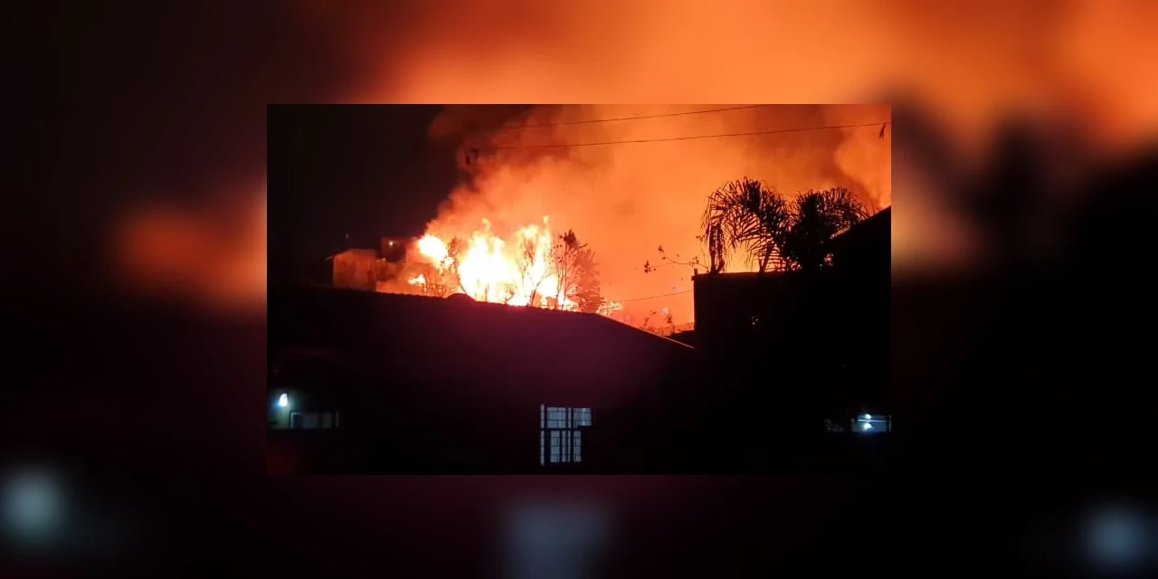 Incêndio destrói varias casas em área de invasão em Curitiba