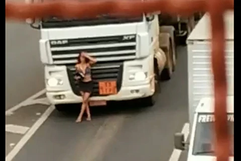 Vídeo: Mulher embriagada para trânsito em rodovia de  Carambeí