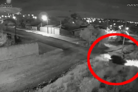 Carro 'voa' e atinge residência, em PG; Veja o vídeo!