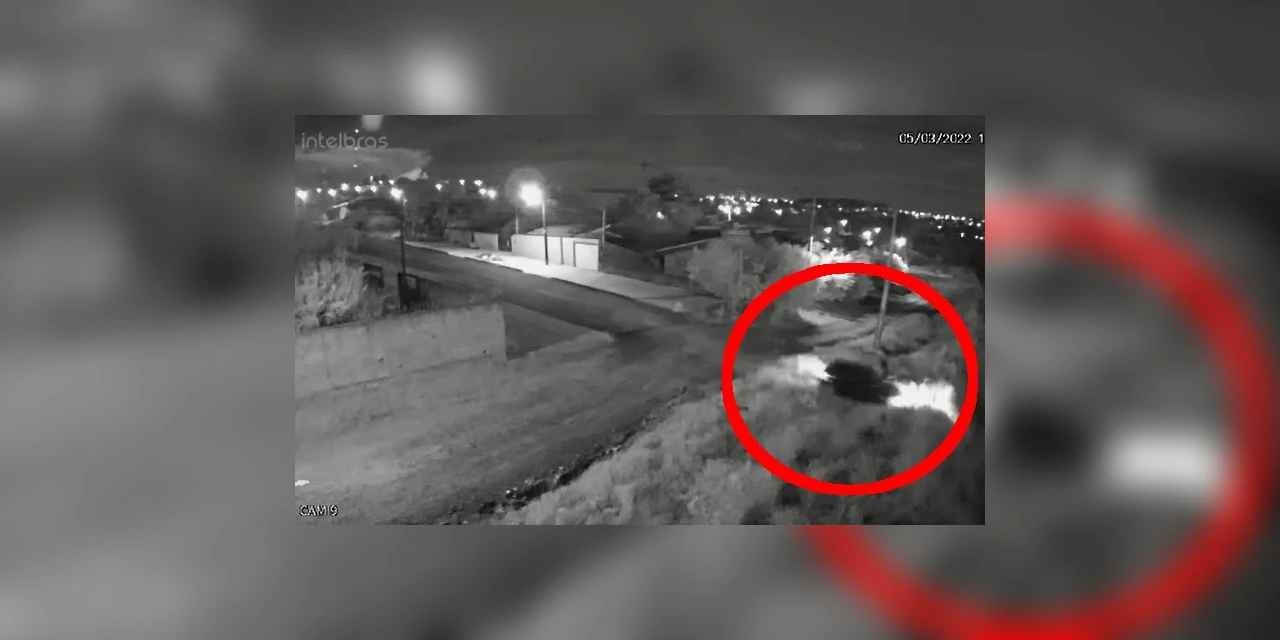 Carro 'voa' e atinge residência, em PG; Veja o vídeo!