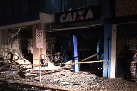 Bandidos trocam tiros com a policia durante assalto a banco na Lapa