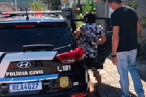 Mãe é presa por permitir que filhas de 11 e 13 anos fossem estupradas pelo tio