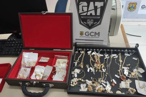 Ladrão é preso com objetos furtados, arma de fogo e drogas, na Vila Estrela