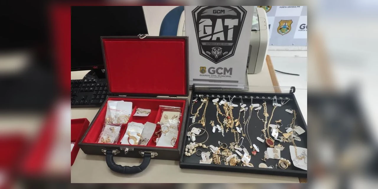 Ladrão é preso com objetos furtados, arma de fogo e drogas, na Vila Estrela