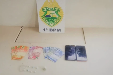 Rapaz que estava com pedras de crack e buchas de maconha é encaminhado a delegacia