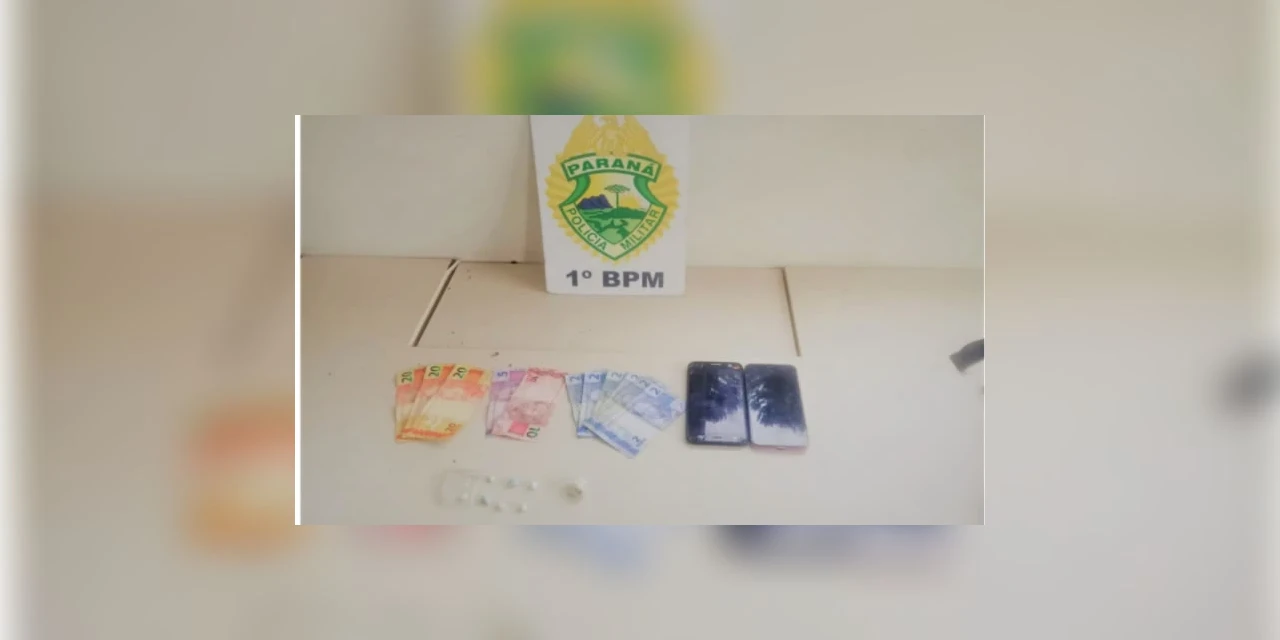 Rapaz que estava com pedras de crack e buchas de maconha é encaminhado a delegacia