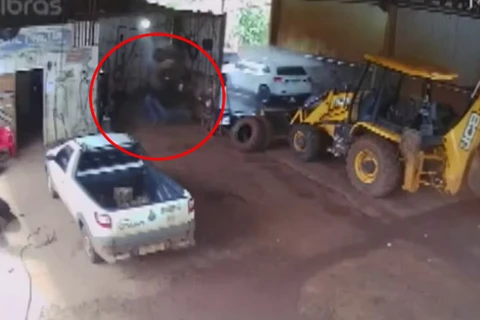 Vídeo - Pneu explode e joga trabalhador para o alto no Paraná