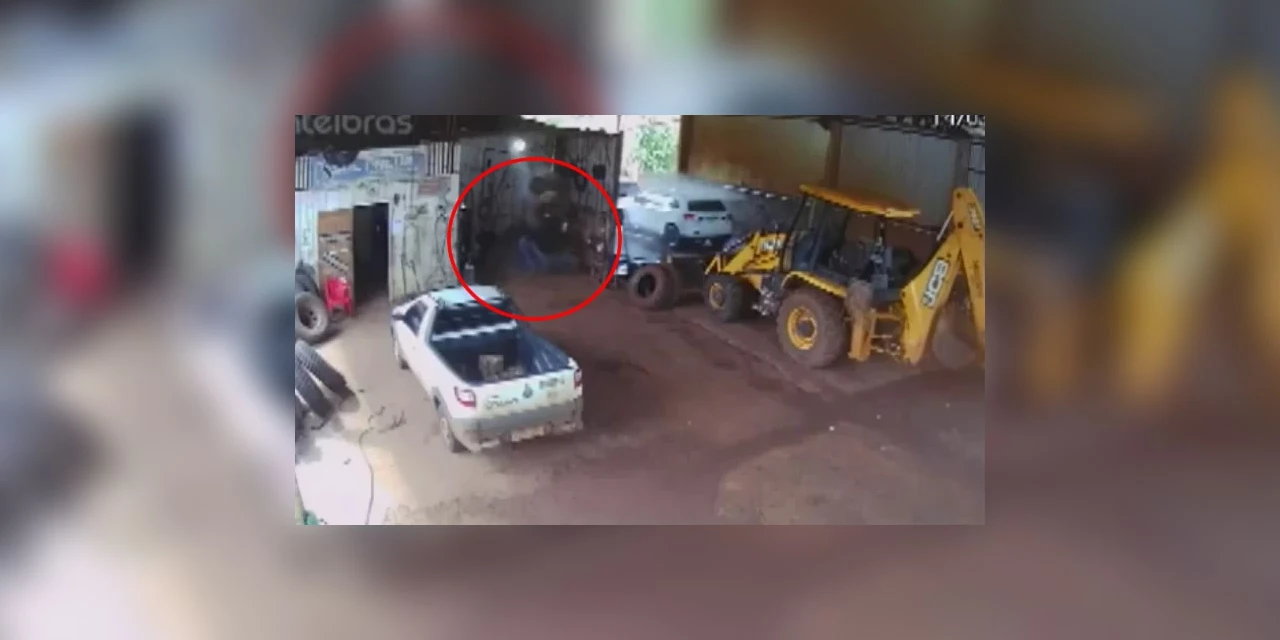 Vídeo - Pneu explode e joga trabalhador para o alto no Paraná