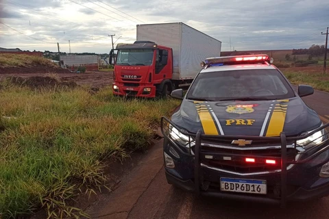 Contrabandista salta de caminhão em movimento no Paraná; assista