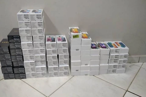 PRF prende duas mulheres e um homem com 210 smartphones paraguaios