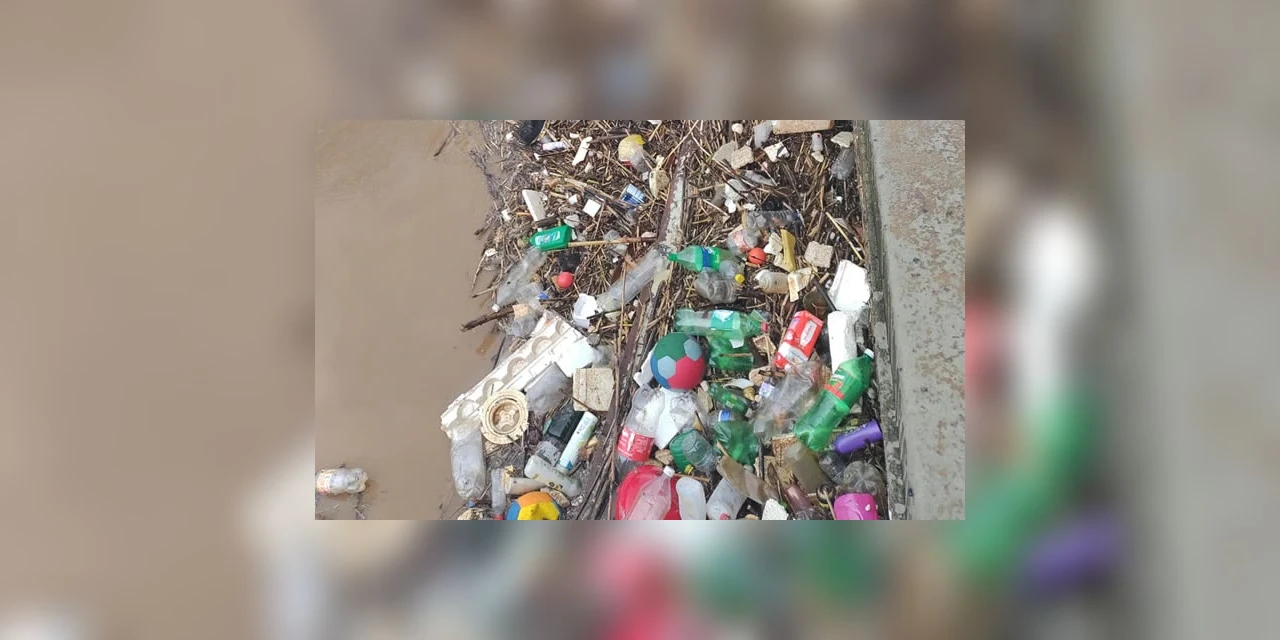 Prefeitura retira mais de 18 toneladas de lixo de rios e córregos