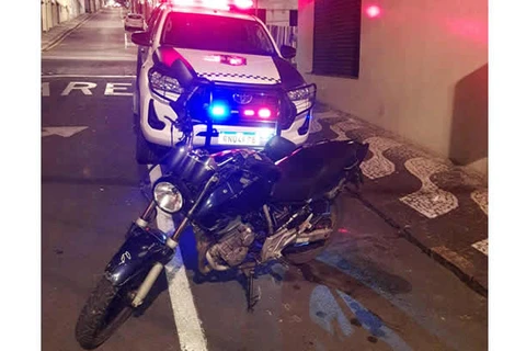 Com moto adulterada e sem CNH, homem é detido pela GM, após bater em muro no centro de PG