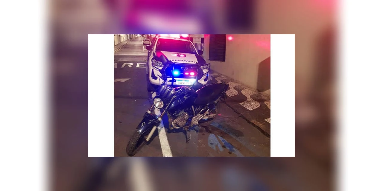 Com moto adulterada e sem CNH, homem é detido pela GM, após bater em muro no centro de PG