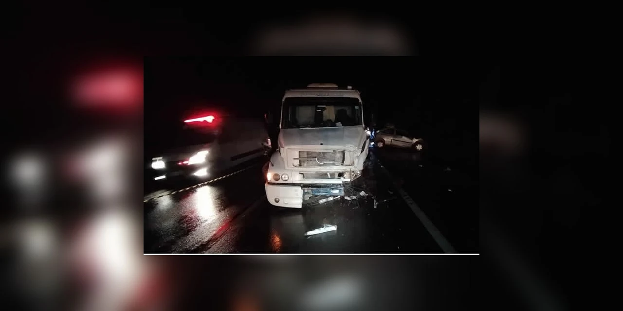 Motorista morre após colisão entre automóvel e caminhão, na Serra da Esperança