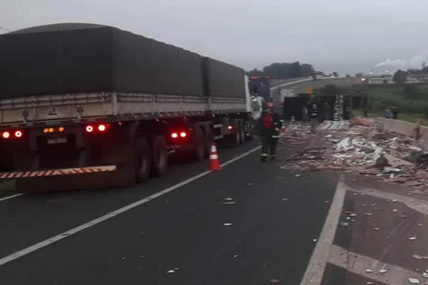 Passageira, de 21 anos morre após tombamento de caminhão em Carambei