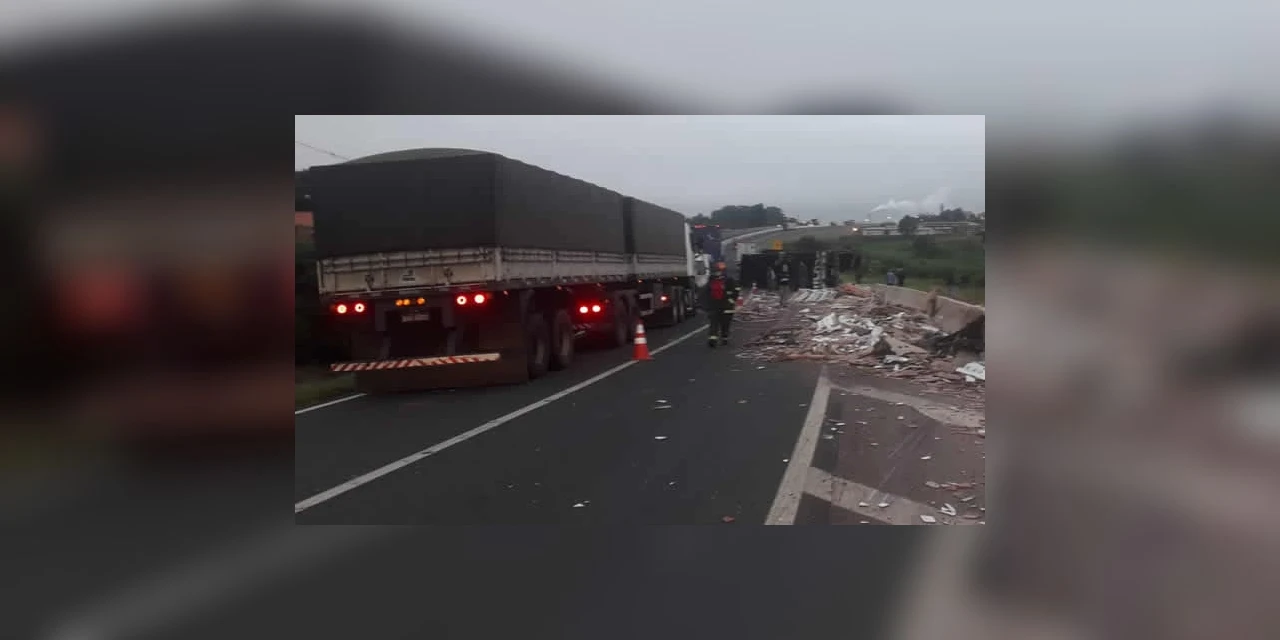 Passageira, de 21 anos morre após tombamento de caminhão em Carambei