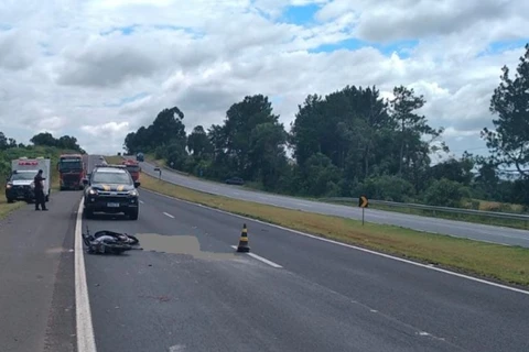 Motociclista morre após bater em caminhão na BR 376, em Tibagi.