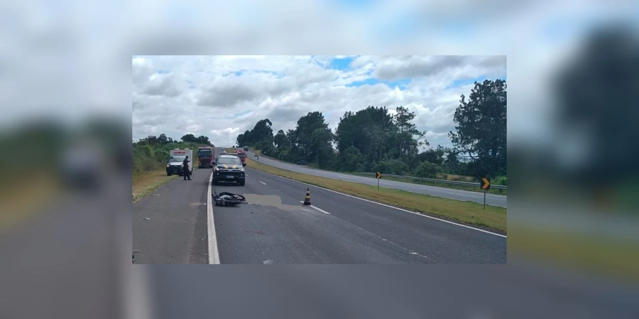 Motociclista morre após bater em caminhão na BR 376, em Tibagi.