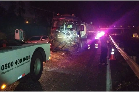 Colisão entre 4 caminhões deixa motorista gravemente ferido na BR-376, em PG