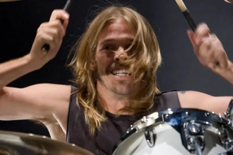 Morre baterista do Foo Fighters; banda tocaria no Lolla domingo
