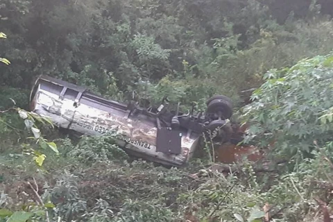 Caminhão sai da pista, cai em ribanceira e mata motorista, em Imbaú