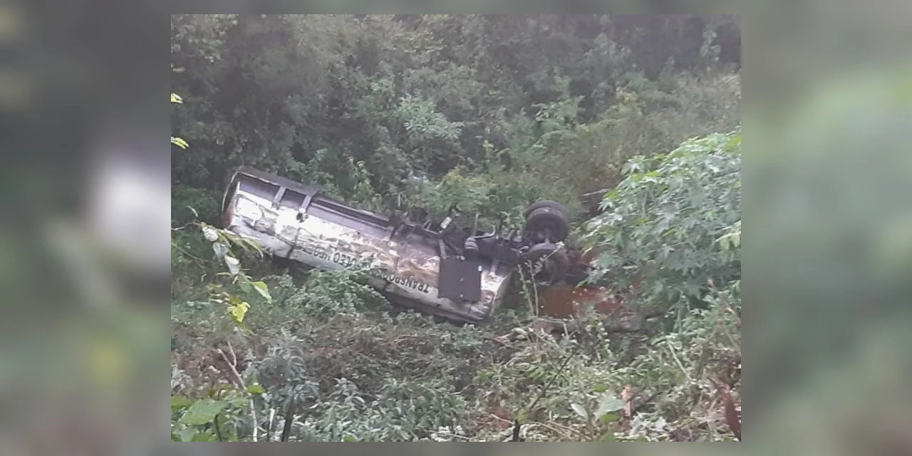 Caminhão sai da pista, cai em ribanceira e mata motorista, em Imbaú