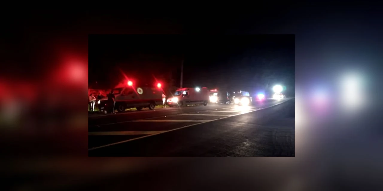 PRF atende acidente grave envolvendo ônibus e caminhão em Ortigueira.