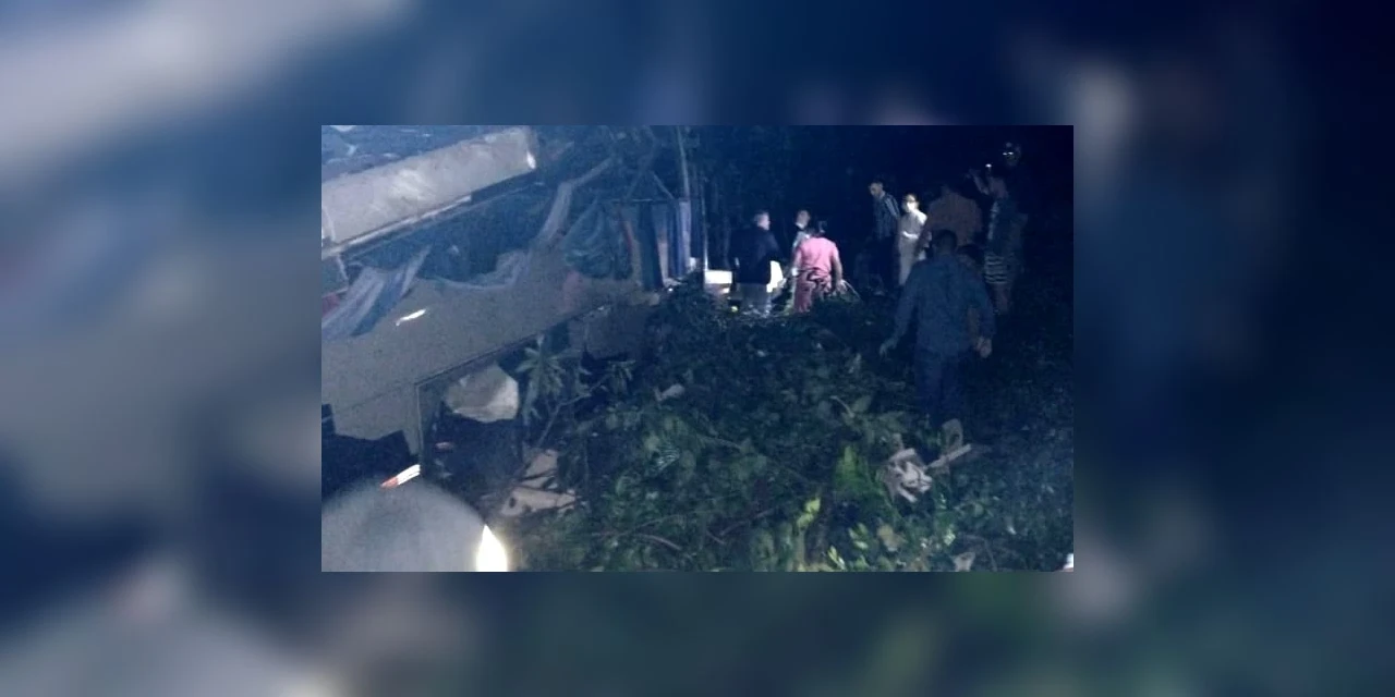 Ônibus com trabalhadores cai em ribanceira e mata 10 pessoas, em Sapopema