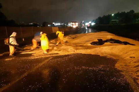 Caminhão tomba após colisão lateral na Presidente Kennedy, em PG