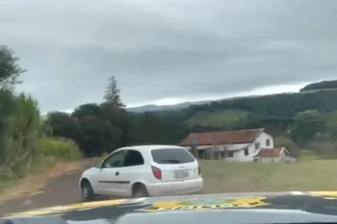 Vídeo mostra perseguição a motorista com carro lotado de maconha na BR-277