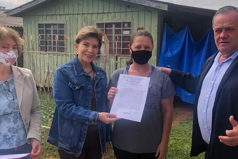 Programa Papel Legal realiza entrega de Termos de Quitação no Ouro Verde