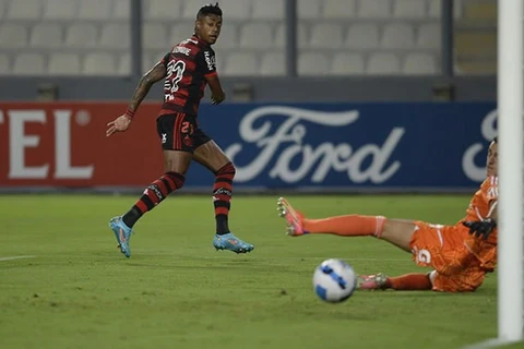 Fora de casa, Flamengo vence o Sporting Cristal por 2 a 0 na estreia da Libertadores