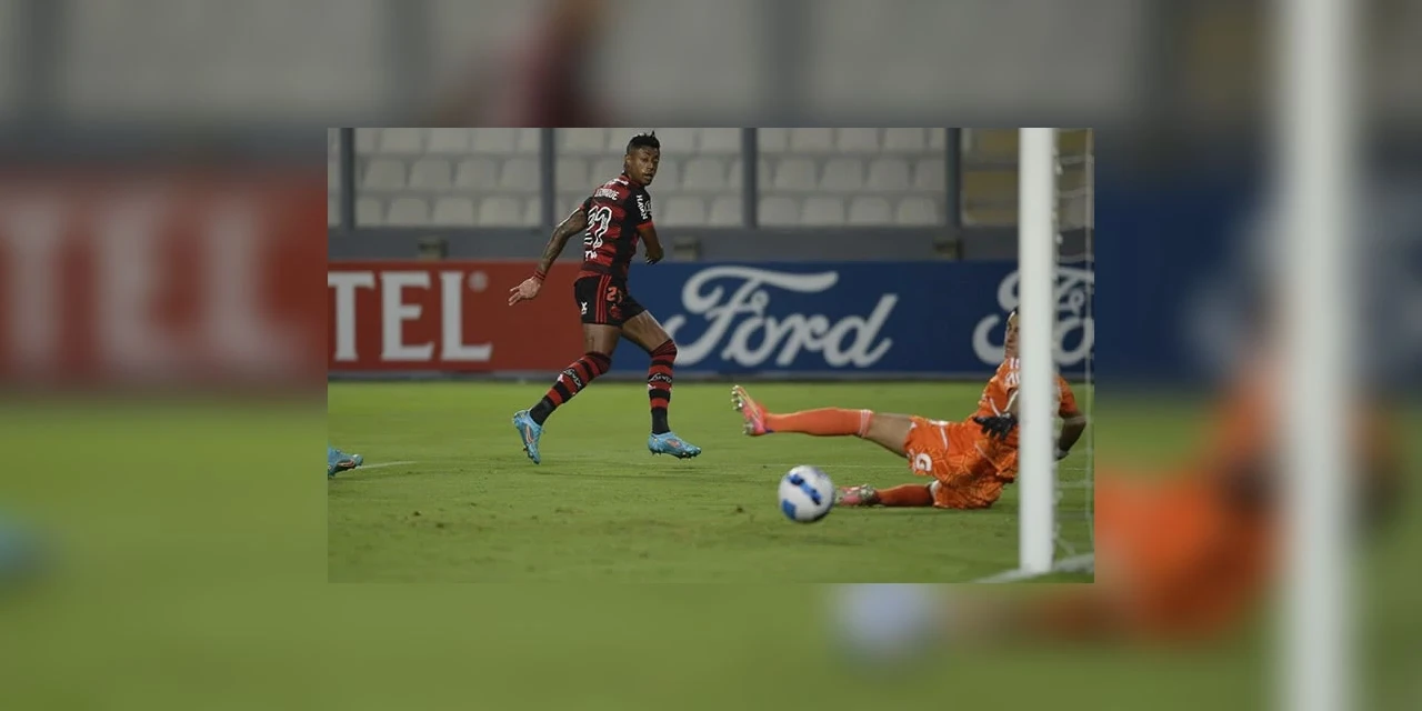 Fora de casa, Flamengo vence o Sporting Cristal por 2 a 0 na estreia da Libertadores