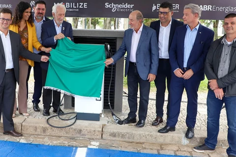 Palácio Iguaçu inaugura posto para veículos elétricos com cobertura fotovoltaica