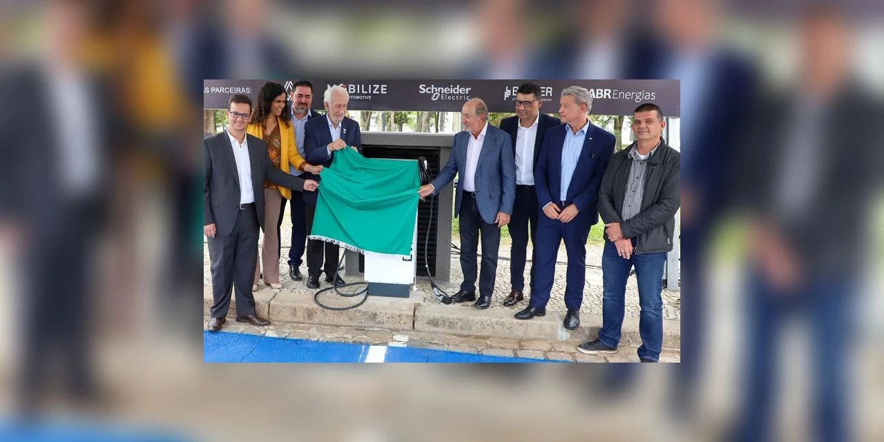 Palácio Iguaçu inaugura posto para veículos elétricos com cobertura fotovoltaica