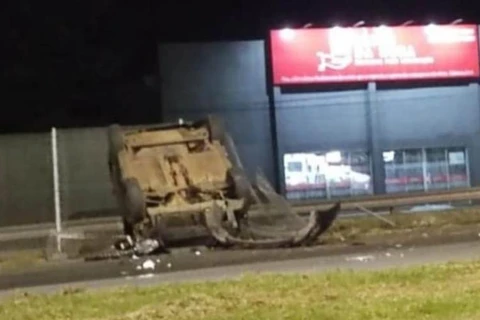 Suspeitos de assalto capotam carro durante perseguição e confronto com a PM, em Carambei